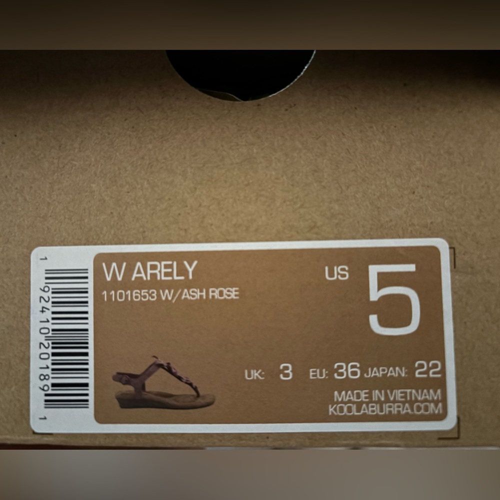 NIB Koolaburra by UGG ash rose size 5 sandals